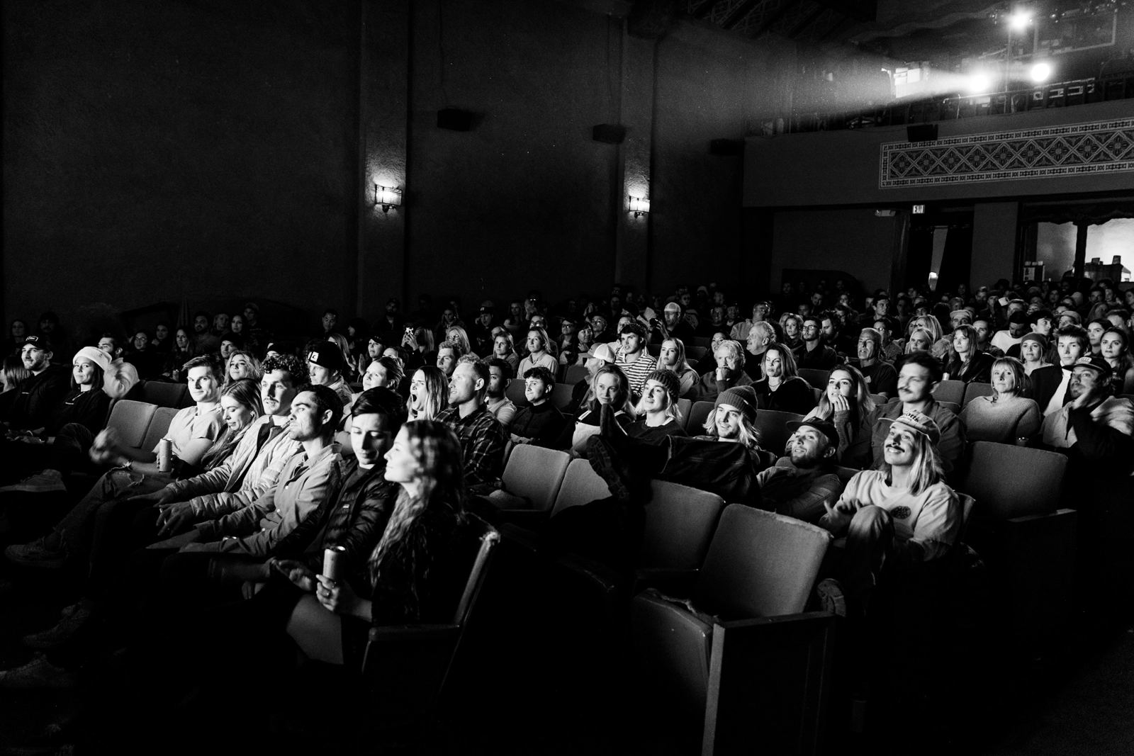 Sinema salonunda film izleyen seyirciler